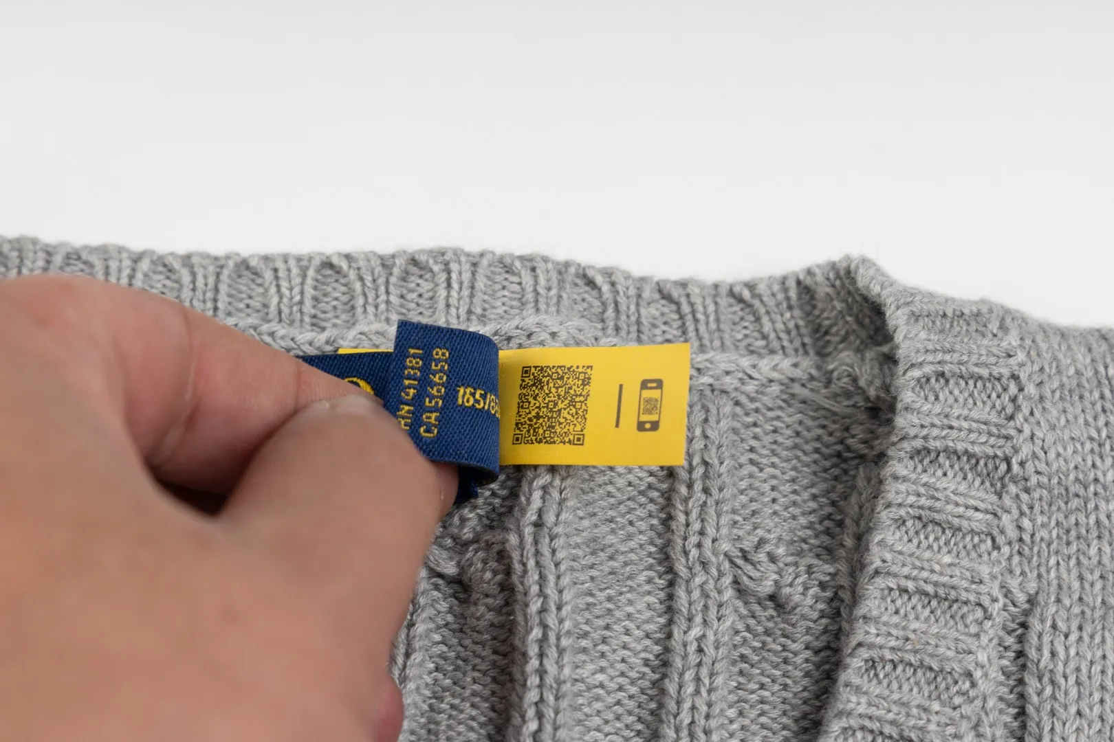 P210 #R90 RALPH LAUREN Thirteen colors of Ralph Lauren classic small label embroidery V-neck pullover cable cardigan sweater women's top, high-density LOGO embroidery on the chest, original customization of tag accessories. Made of pure cotton yarn, pure cotton is skin-friendly and comfortable, small label war horse embroidered twist button V-neck sweater🐎High quality, follow the blogger to learn how to wear it! Let’s buy a Ralph Lauren cable sweater. It’s a super hard-to-find series after it became popular. It’s hard to find one on the official website. It’s simple and practical to wear, with a lazy and loose feel. The thickened fabric has more texture, feels soft and delicate, and has a loose fit. Whether worn alone or layered, you can wear different styles of fashion with just one piece!   Size： Sleeve length: 60/61/62/63